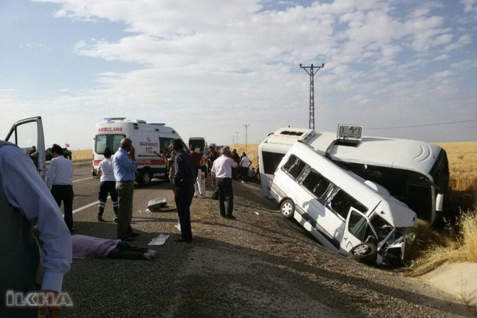 Minibus crashes with a police car: 3 dead 13 injured