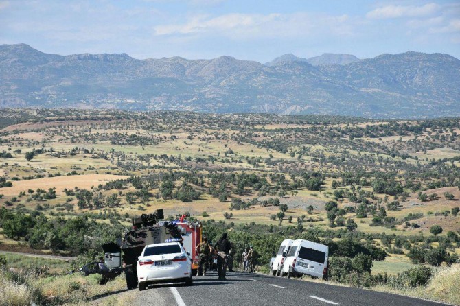 Polis aracı ile otomobil çarpıştı: 5 ölü 5 yaralı