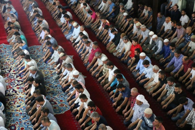 Şanlıurfalılar Kadir Gecesi'nde camilere akın etti