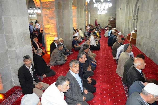 Bitlisliler Kadir Gecesi’ni camilerde ihya etti