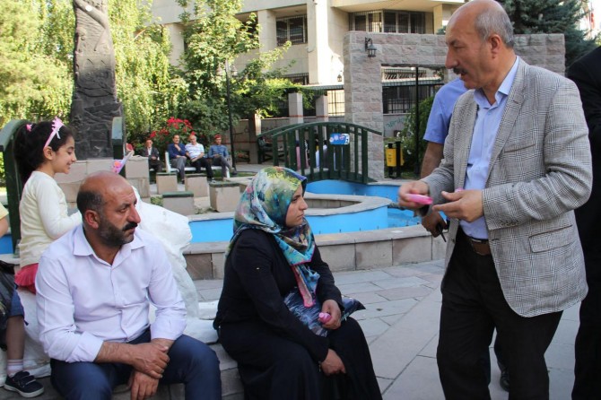 Van'da gül suyu ve kandil simidi dağıtıldı