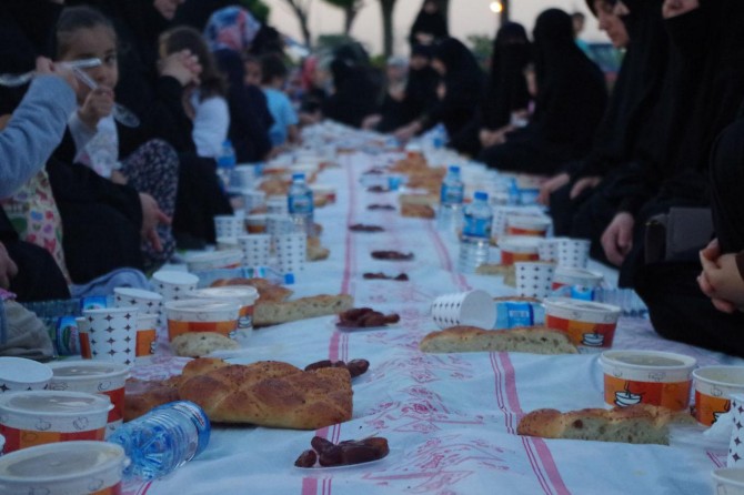 HÜDA PAR Kadın Kollarından anlamlı iftar
