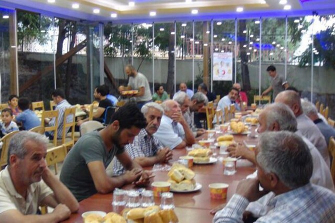 Batman'da ihtiyaç sahibi aileler iftarda buluştu