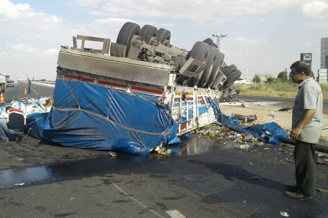 ​Mardin'de yağ yüklü TIR ters yattı: 1 yaralı
