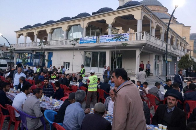 Van'da 30 bin kişiye iftar yemeği verildi