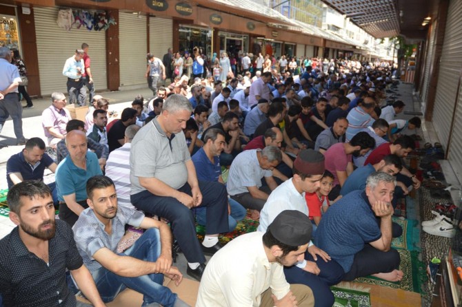 Ramazan'ın son cumasında camiler dolup taştı