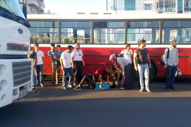 Belediye otobüsü yolun karşısına geçmeye çalışan gence çarptı