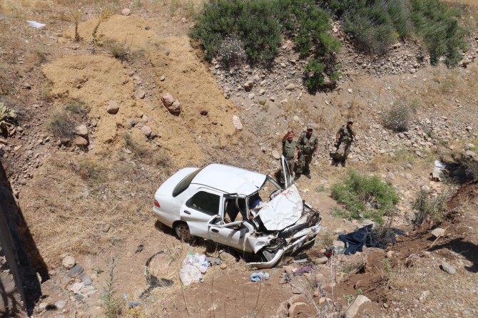 Otomobil şarampole uçtu: 2 ölü 3 yaralı