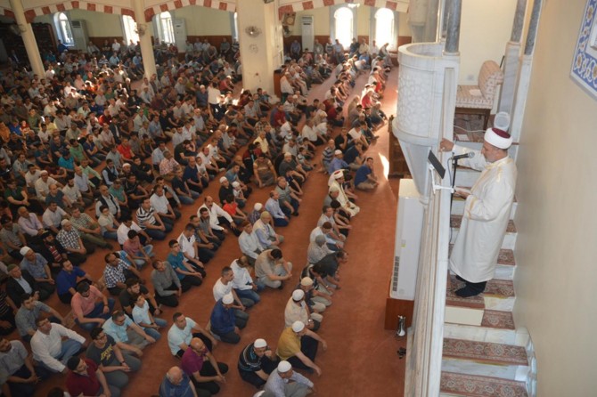 Gaziantepliler bayram namazı için camilere akın etti
