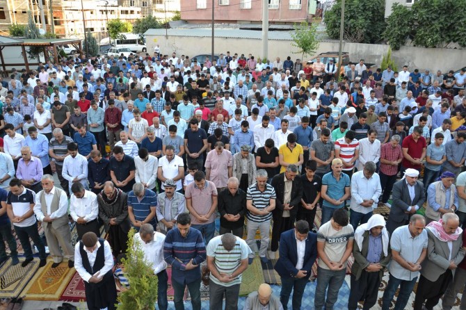 Siverek’te Bayram namazında camiler doldu taştı