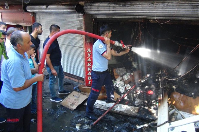 Mardin Kızıltepe'de bayram günü ayakkabı dükkânı küle döndü