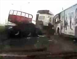 Afganistan'da Feci Kaza: 51 Ölü