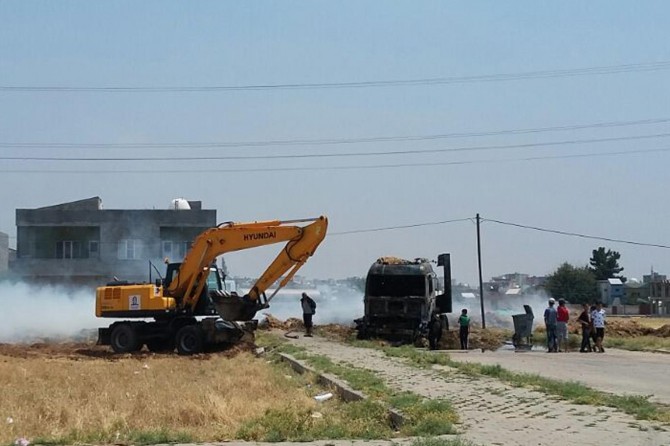 Saman yüklü TIR yandı