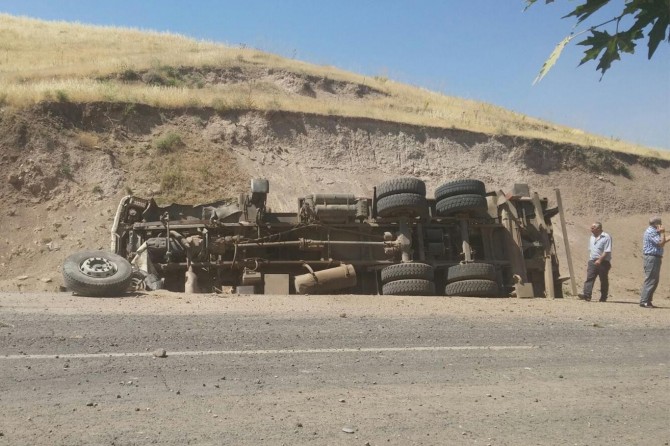 ​Diyarbakır-Mardin Karayolunda lastiği patlayan vinç devrildi