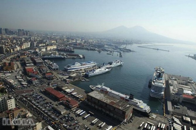 Restricting harbors threat to the EU from Italy