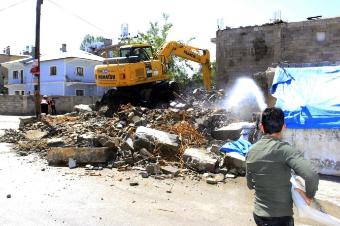 Van'da riskli binalar yıktırılıyor