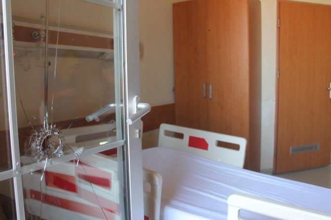 Hasta yakınının üzerinden geçen kurşun dolaba isabet etti