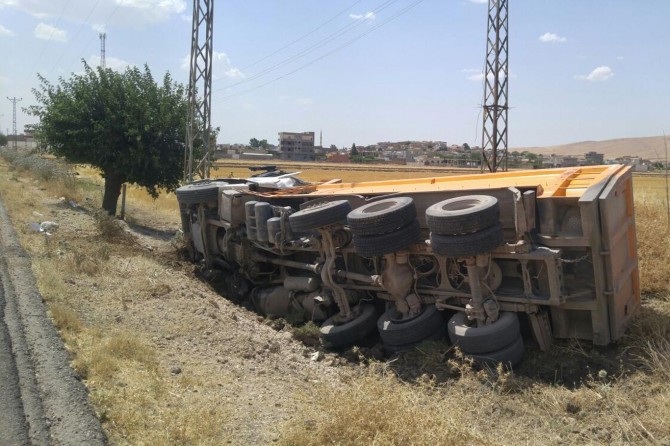 Mardin Nusaybin'de seyir halindeki kamyon devrildi: 1 yaralı