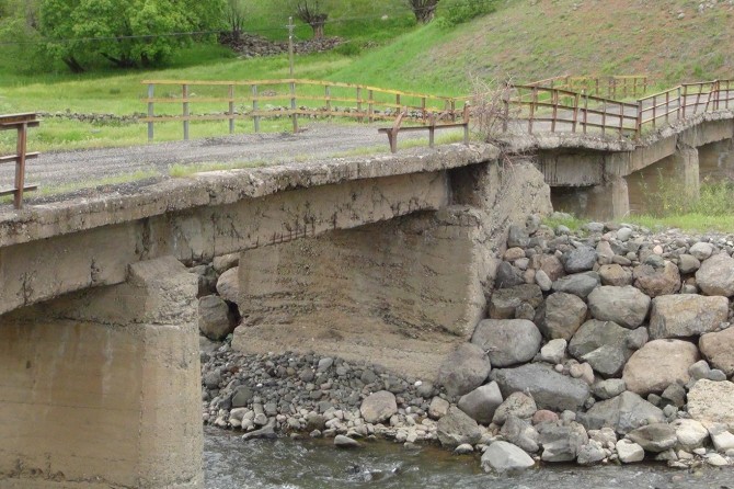 Bingöl'de tahhrip olmuş köprü ve yol tehlike saçıyor