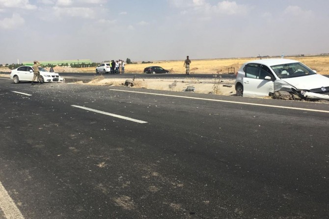 Mardin Nusaybin'de iki otomobil çarpıştı: 2'si çocuk 5 yaralı
