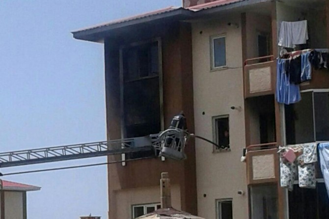Van’da bir dairede çıkan yangın binayı sardı