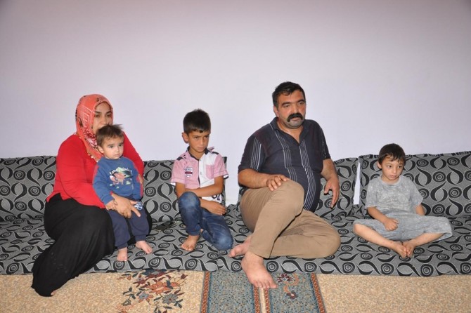 Evleri çökme tehlikesi yaşayan aile yardım bekliyor