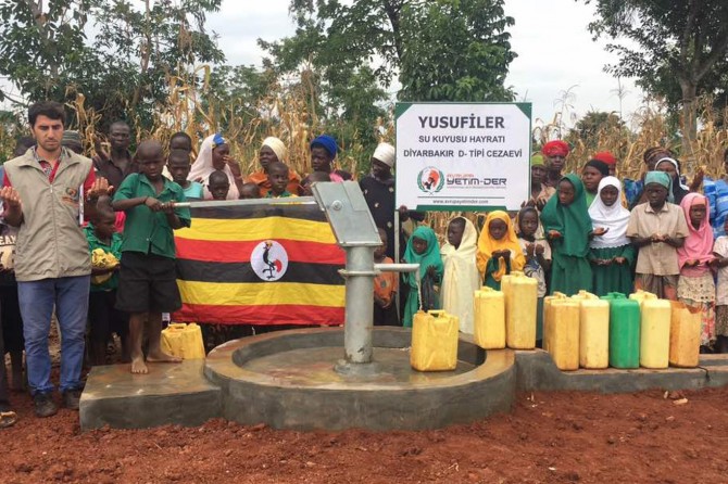 Yusufiler hayratına Uganda’da su kuyusu açıldı