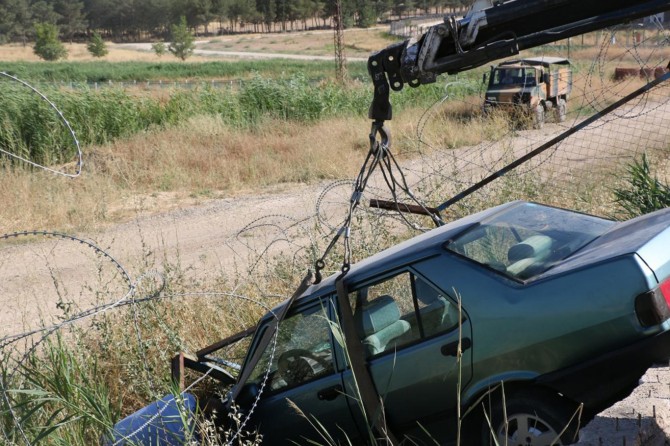 Virajı alamayan otomobil askeri alana girdi