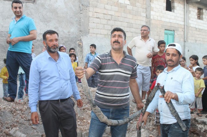 Uzun süren elektrik kesintisi mahalleliyi isyan ettirdi