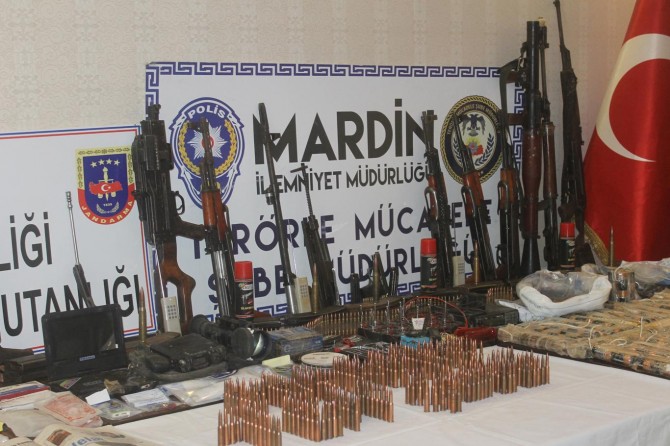 Mardin'de ele geçirilen silah ve mühimmat sergilendi