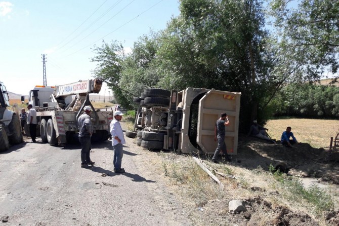 Kum Yüklü Kamyon Yan Yattı