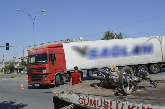 Şanlıurfa Hilvan'da motosikletiyle TIR'a çarpan sürücü yaralandı