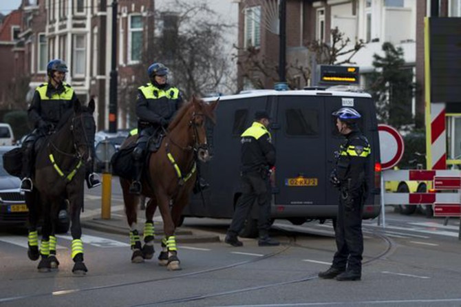 Hollanda 16 Haziran yasaklamalarını 15 Temmuz için de uyguluyor