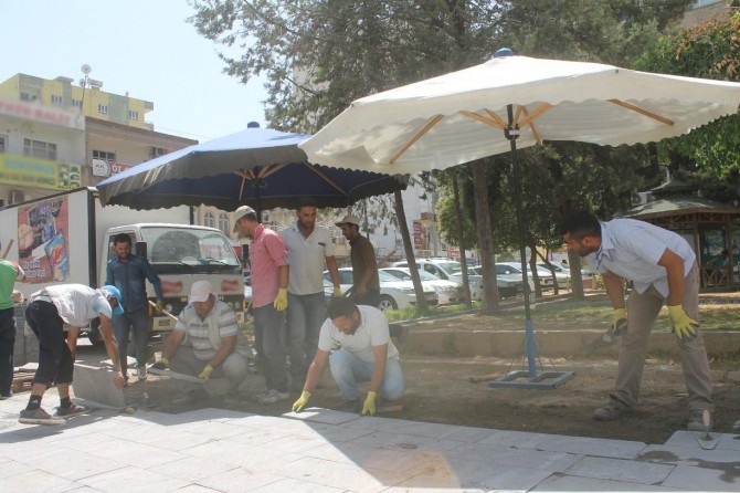 Mardin Kızıltepe'de işçiler aşırı sıcaktan dolayı şemsiye gölgesinde çalışıyor