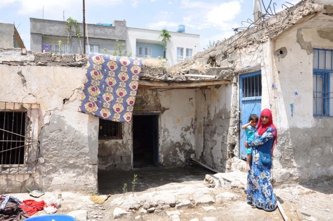 Çökme tehlikesi bulunan evde yaşayan Suriyeli aile yardım bekliyor