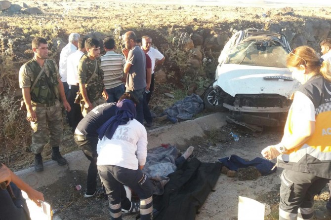 ​Şanlıurfa-Diyarbakır Karayolu'nda otomobil takla attı: 2 ölü