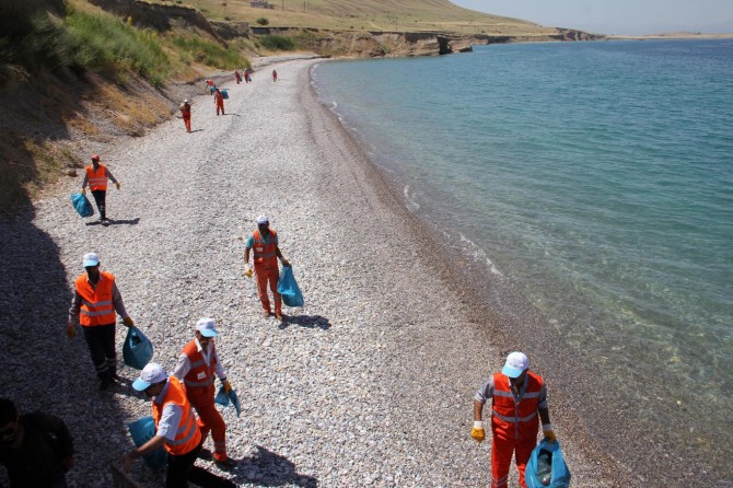 Van Gölü sahili temizleniyor