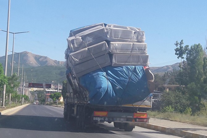 Taşarcasına yüklenmiş TIR görenlerin yüreğini ağzına getirdi