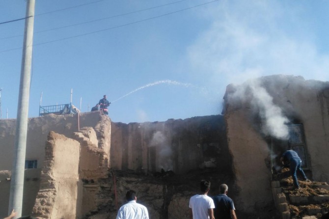 ​Mardin Kızıltepe'de çıkan yangında 7 ton saman kül oldu foto