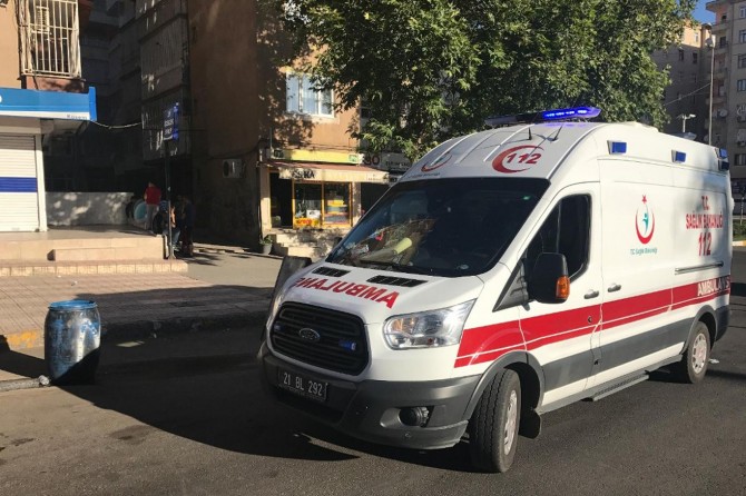 Diyarbakır Şehitlik'te cinnet getiren koca, karısı ile kızını yaraladı