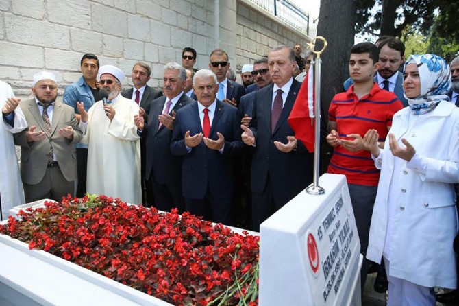 Cumhurbaşkanı Erdoğan, Edirnekapı'daki 15 Temmuz Şehitliğini ziyaret etti