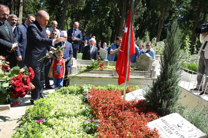 Cumhurbaşkanı Erdoğan 15 Temmuz şehitlerinin kabirlerini ziyaret etti