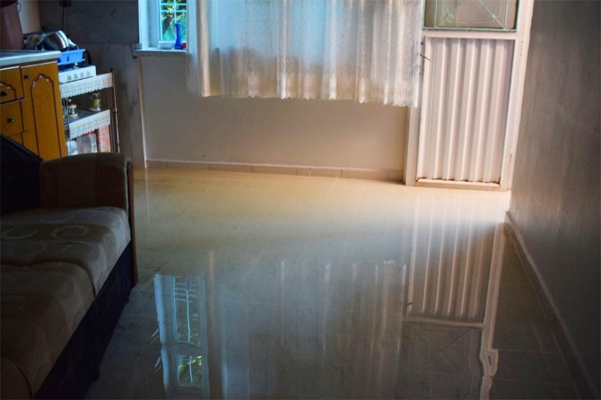 Evlerini lağım suyu basan vatandaşlar belediyeye tepki gösterdi