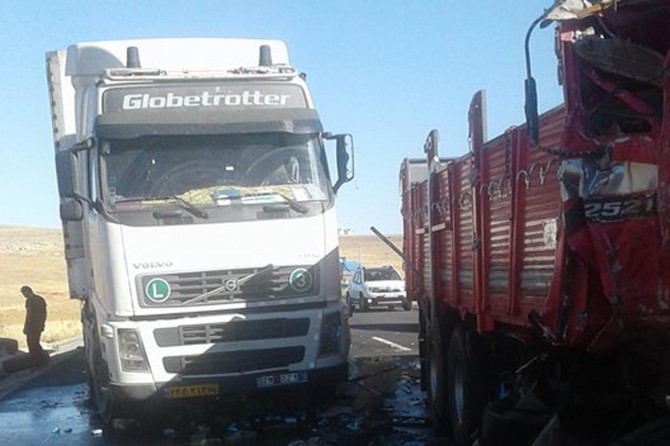 TIR'a çarpan kamyonun sürücüsü yaralandı