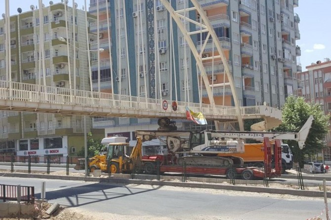 Batman’da kepçe yüklü TIR üst geçide çarptı