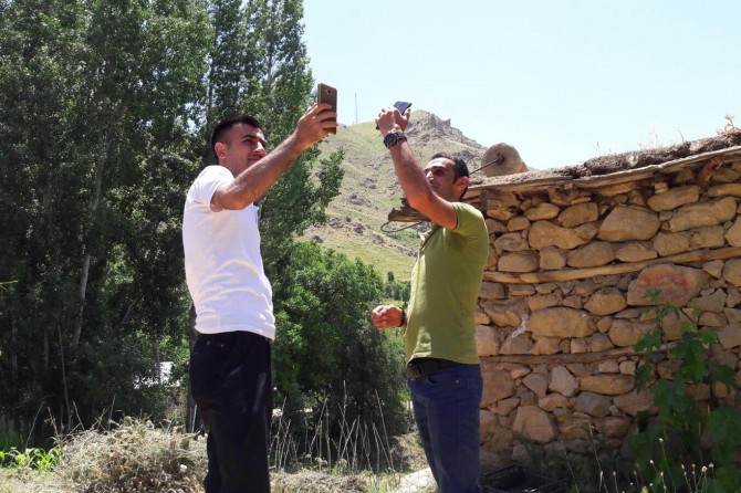 Hakkari'nin Işık köyü sakinleri iletişim sorununa bir çözüm bekliyor