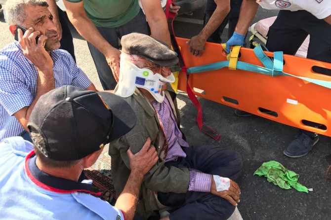 Mardin Nusaybin'de otomobil sürüye daldı çoban yaralandı
