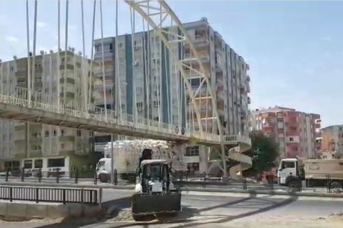 Batman’da saman yüklü kamyon üst geçide takıldı