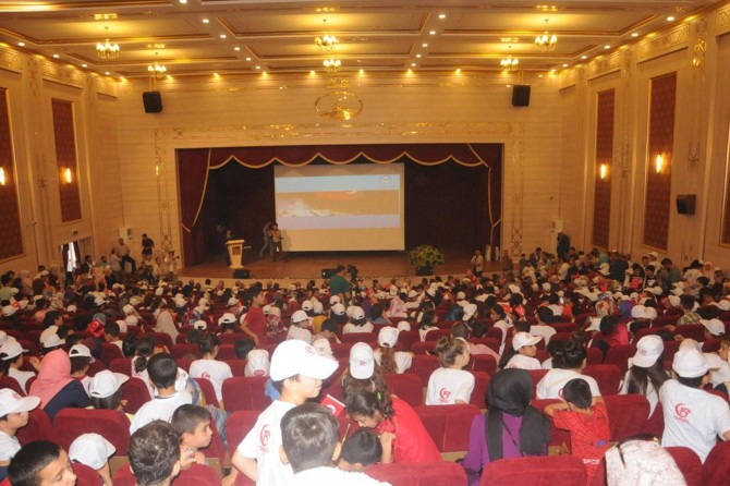 Mardin'de Kur'an kursu öğrencilerinden 15 Temmuz şehitlerini anma etkinliği