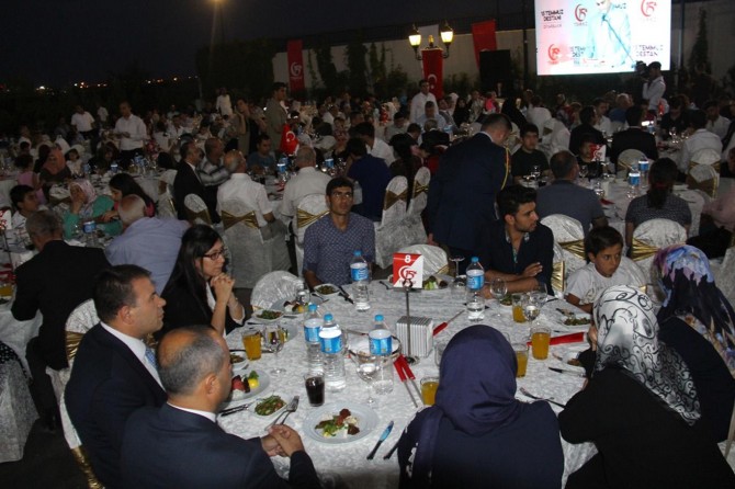 Diyarbakır Valiliğinden şehit yakınları ve gaziler onuruna yemek